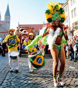 Samba beim Straßenkarneval und mit Spielmannszug beim Stadtfest